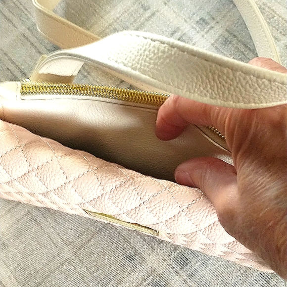 Betsy Johnson Crossbody Wallet + - Picture 4 of 8